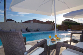 Banić Apartments with pool